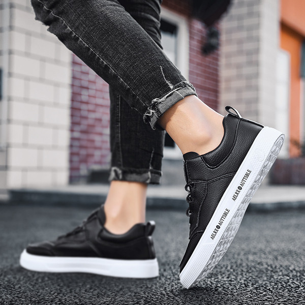 Meeste vabaaja tossud paelte ja valge tallaga, millel on kiri