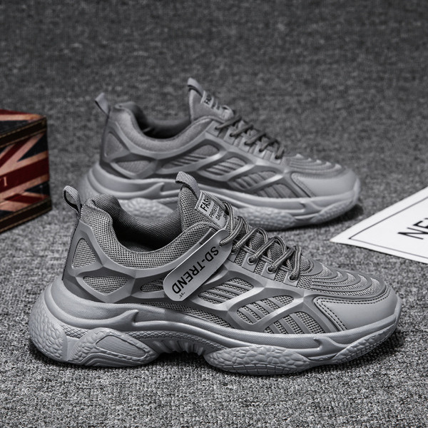 Férfi sportcipő felirattal és hálóval