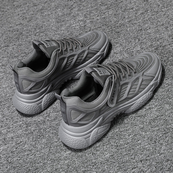 Férfi sportcipő felirattal és hálóval