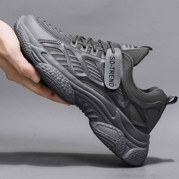 Férfi sportcipő felirattal és hálóval