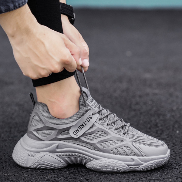 Férfi sportcipő felirattal és hálóval