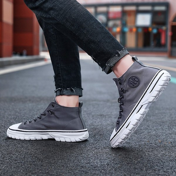 Jauns vīriešu kedu modelis ar raupju zoli