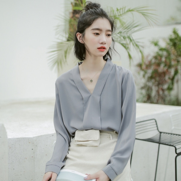 Stílusos női ing hosszú ujjal és spitz nyakkivágással