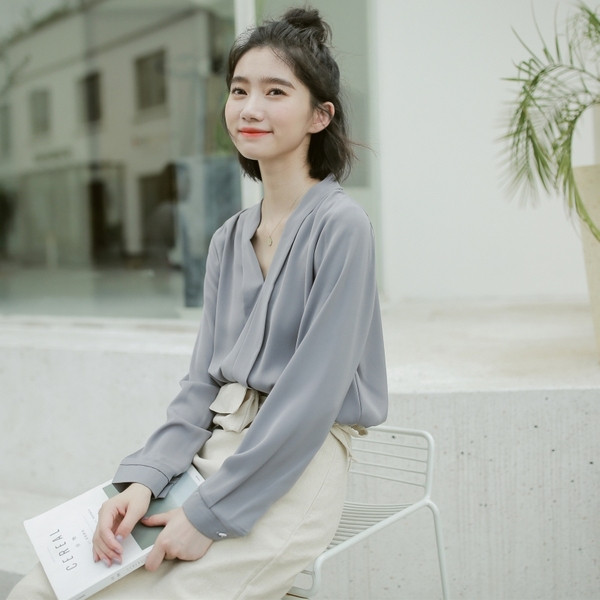 Stílusos női ing hosszú ujjal és spitz nyakkivágással