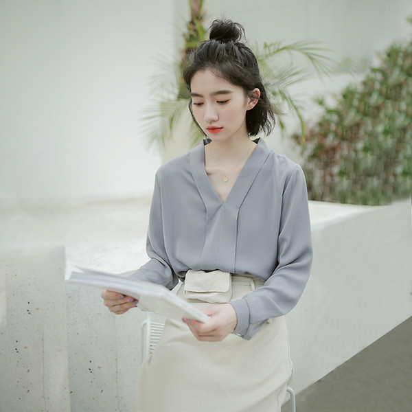 Stílusos női ing hosszú ujjal és spitz nyakkivágással