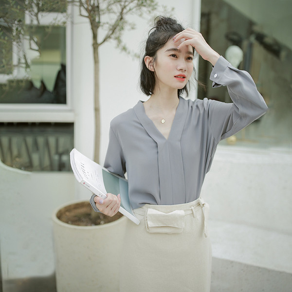 Stílusos női ing hosszú ujjal és spitz nyakkivágással