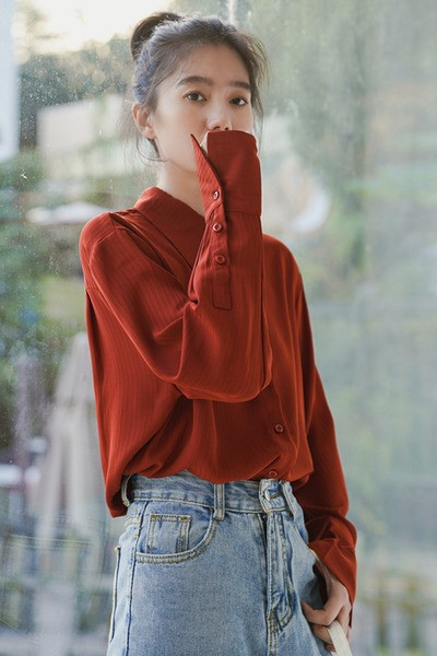 Praegune naiste särk klassikalise kraega ühevärvilise mudeliga