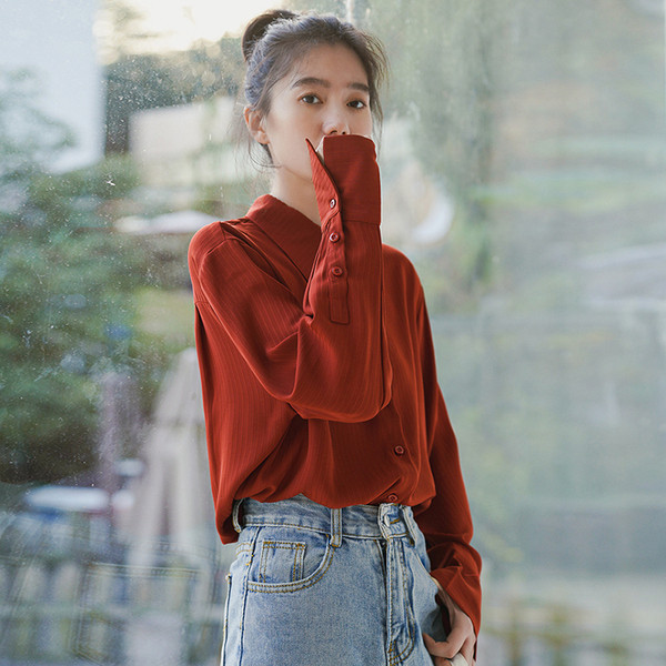 Praegune naiste särk klassikalise kraega ühevärvilise mudeliga