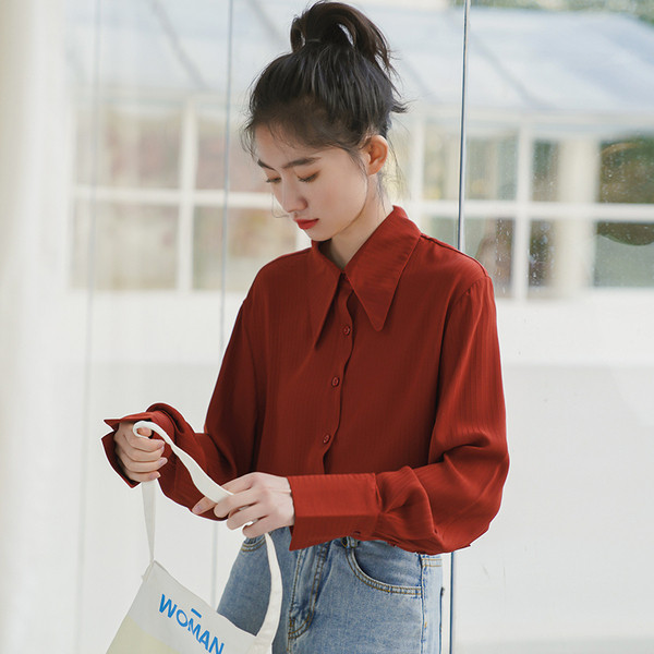 Praegune naiste särk klassikalise kraega ühevärvilise mudeliga