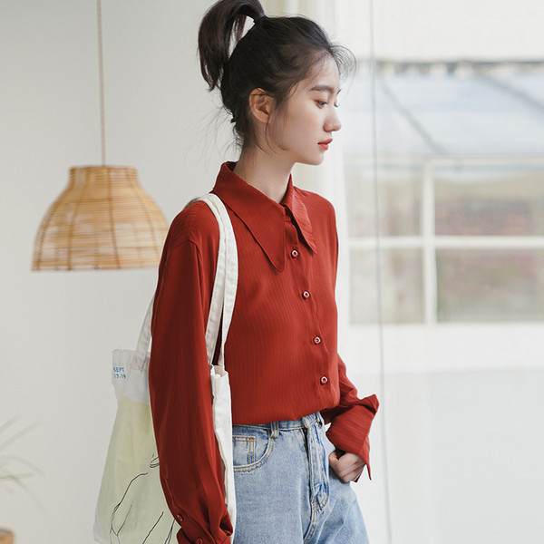 Praegune naiste särk klassikalise kraega ühevärvilise mudeliga