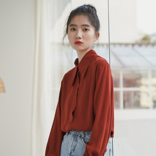 Praegune naiste särk klassikalise kraega ühevärvilise mudeliga