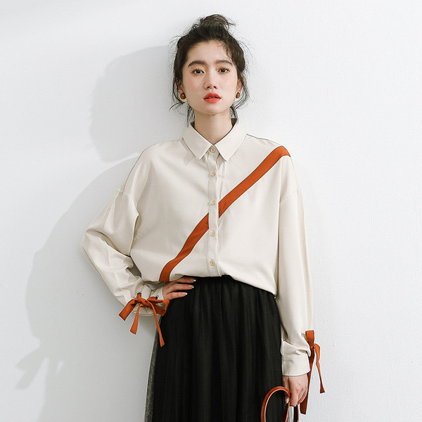 Moderna ženska košulja s vezicama i klasičnim ovratnikom