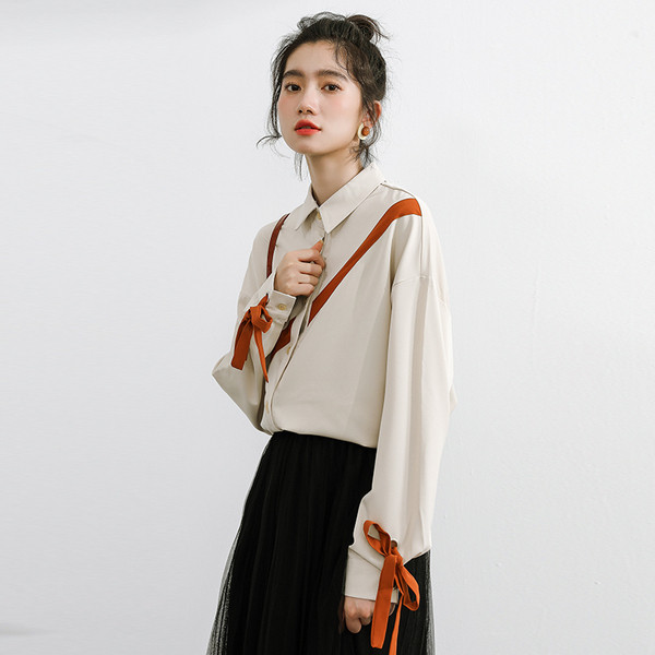 Moderna ženska košulja s vezicama i klasičnim ovratnikom