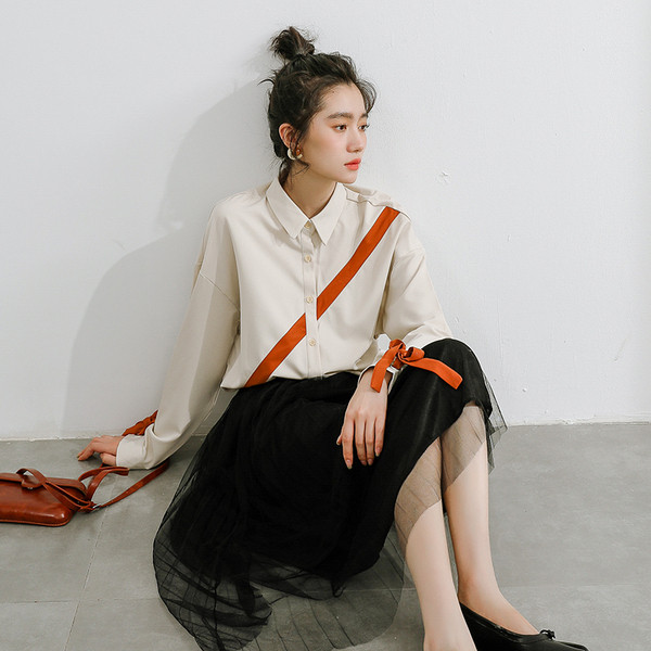 Moderna ženska košulja s vezicama i klasičnim ovratnikom