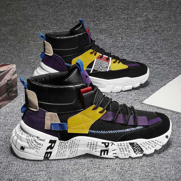 Meeste vabaaja tossud lipsude ja kolmes värvitoonis kirjadega