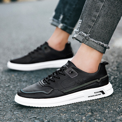 Meeste vabaaja tossud paelte ja lameda tallaga