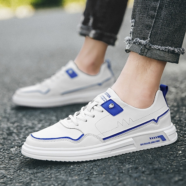 Meeste vabaaja tossud paelte ja lameda tallaga