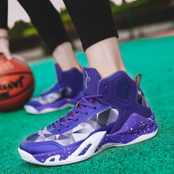 Moodsad meeste kõrged tossud värviliste elementide ja tallaga