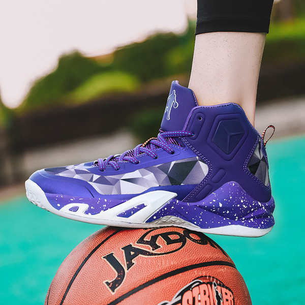 Moodsad meeste kõrged tossud värviliste elementide ja tallaga