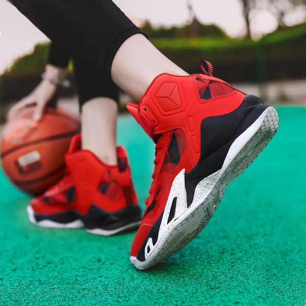 Moodsad meeste kõrged tossud värviliste elementide ja tallaga