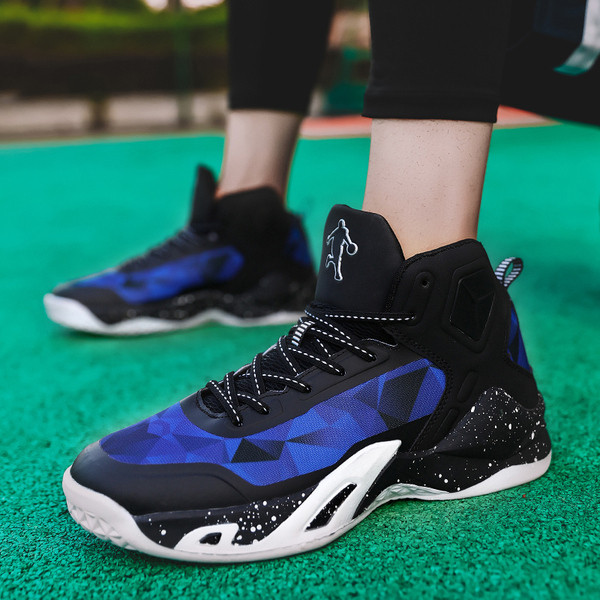 Moodsad meeste kõrged tossud värviliste elementide ja tallaga