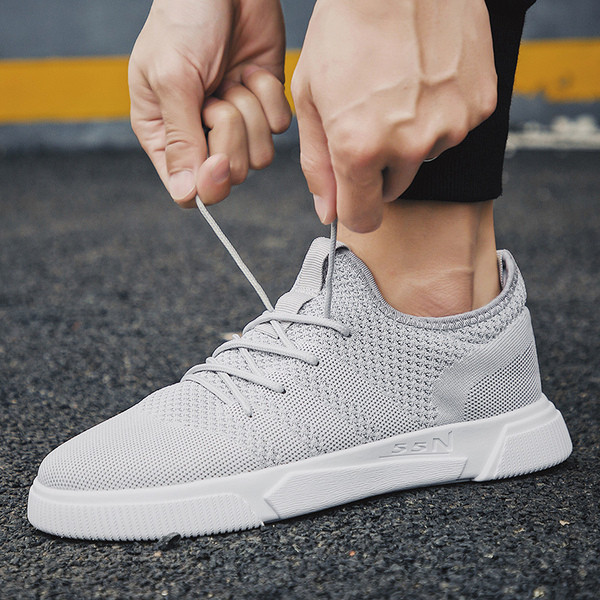 Alkalmi férfi tornacipő légáteresztő anyagból - letisztult modell