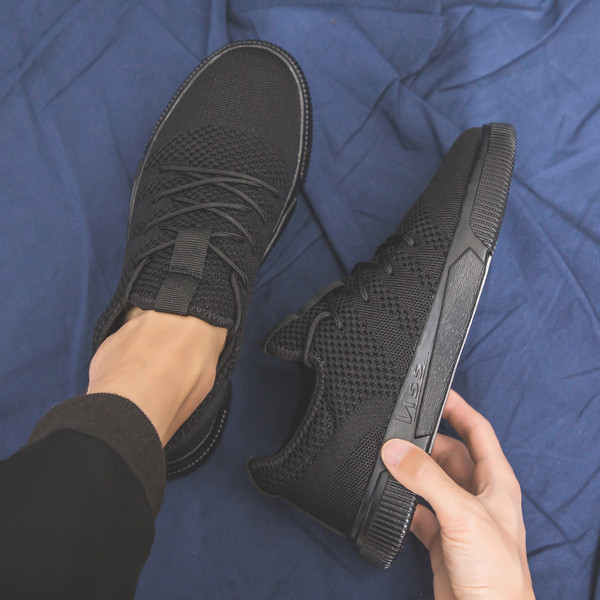 Alkalmi férfi tornacipő légáteresztő anyagból - letisztult modell