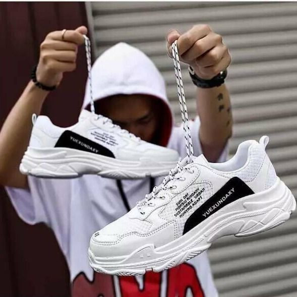 Spordi- ja vabaaja tossud kirjadega