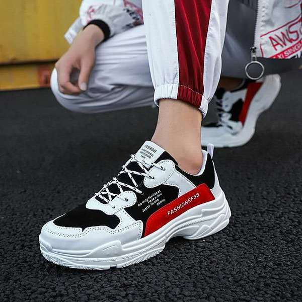 Spordi- ja vabaaja tossud kirjadega