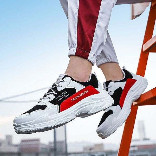 Spordi- ja vabaaja tossud kirjadega