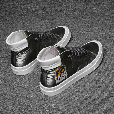 Férfi tornacipők új modellje - fűzővel és felrakással