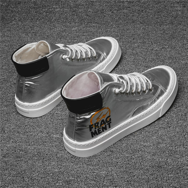 Férfi tornacipők új modellje - fűzővel és felrakással