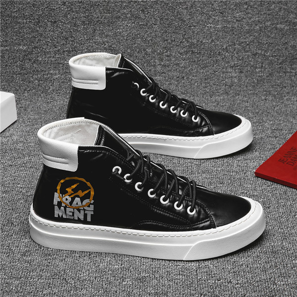 Férfi tornacipők új modellje - fűzővel és felrakással