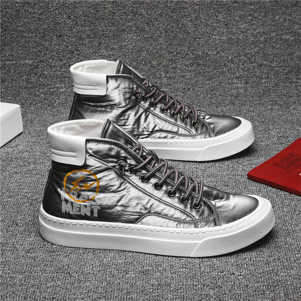 Férfi tornacipők új modellje - fűzővel és felrakással