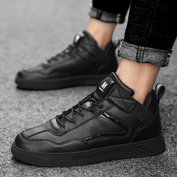 Sport és hétköznapi férfi tornacipő fűzővel és matricával