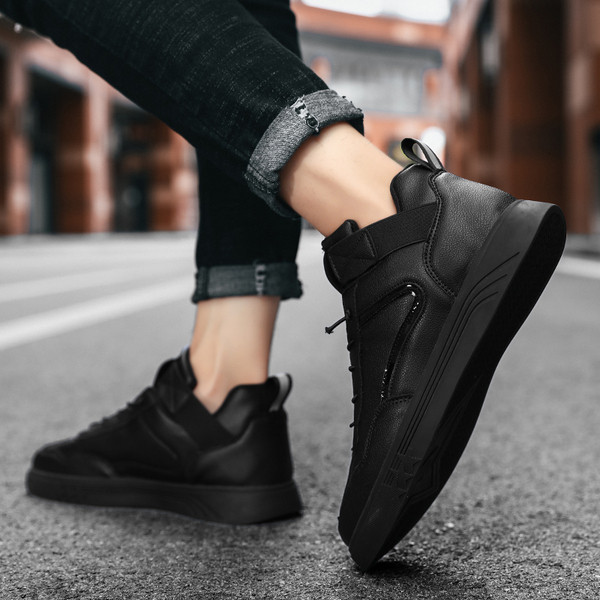 Sport és hétköznapi férfi tornacipő fűzővel és matricával