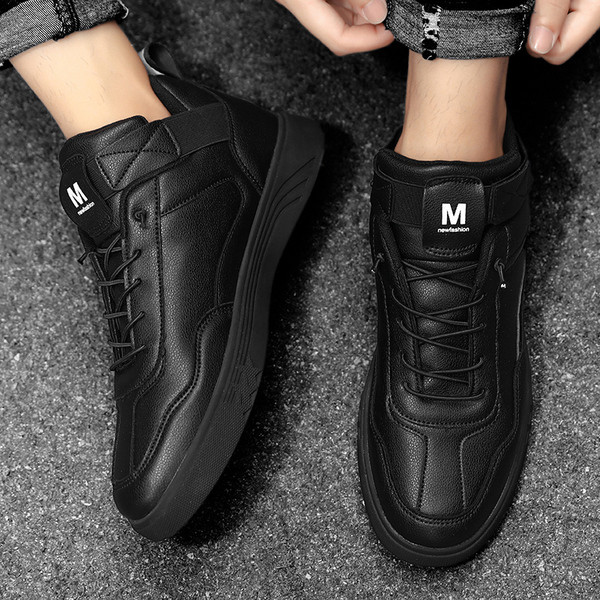 Sport és hétköznapi férfi tornacipő fűzővel és matricával