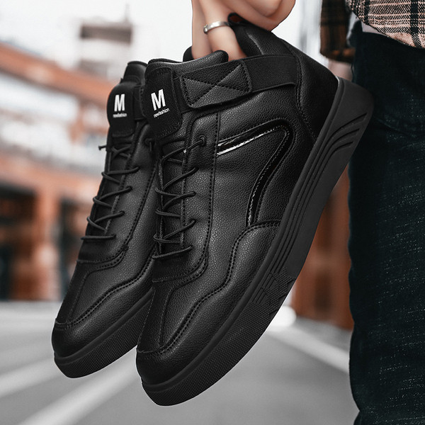 Sport és hétköznapi férfi tornacipő fűzővel és matricával