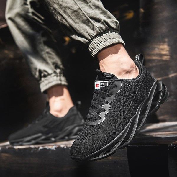 Kõrge tallaga tekstiilist spordijalatsid