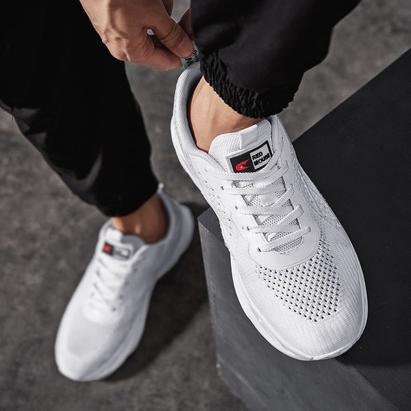 Kõrge tallaga tekstiilist spordijalatsid