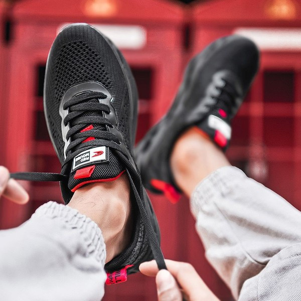 Kõrge tallaga tekstiilist spordijalatsid