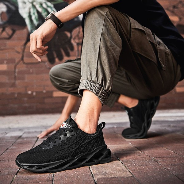 Kõrge tallaga tekstiilist spordijalatsid