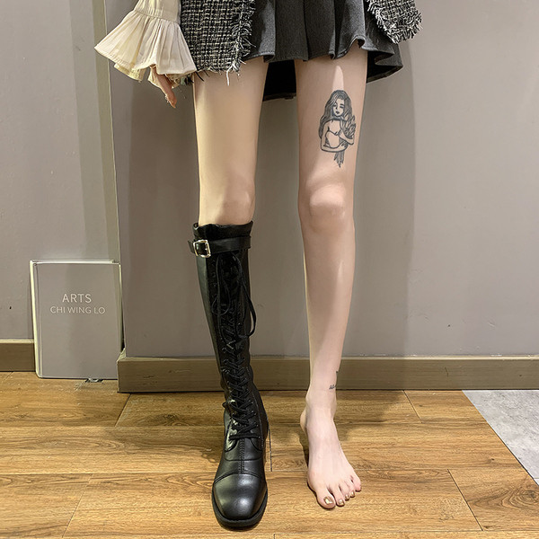 Hetkel lameda talla ja paeltega naiste saapad