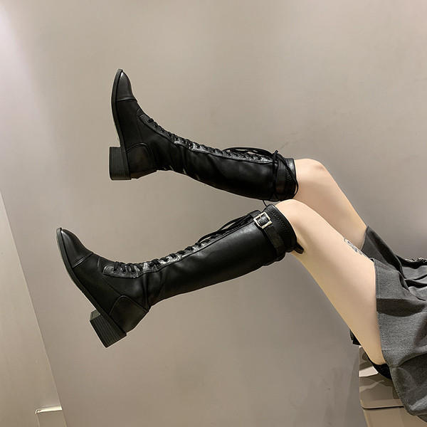 Hetkel lameda talla ja paeltega naiste saapad