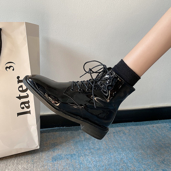 Lakkbőr csizma sima fűzős modell