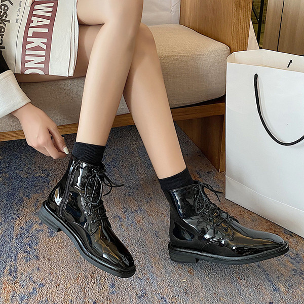 Lakkbőr csizma sima fűzős modell