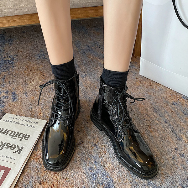 Lakkbőr csizma sima fűzős modell