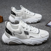 Légáteresztő férfi tornacipő hálóval és felirattal