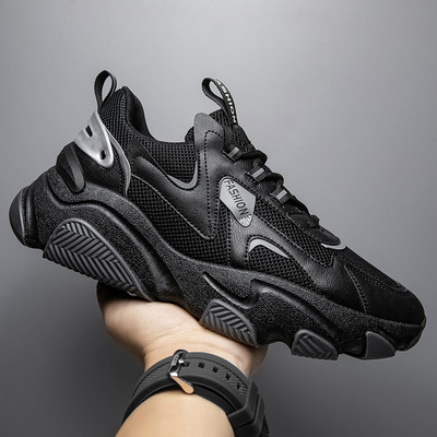 Légáteresztő férfi tornacipő hálóval és felirattal