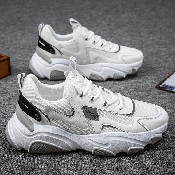 Légáteresztő férfi tornacipő hálóval és felirattal